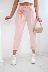 Spodnie Punto z ozdobnym kwiatem pudrowy róż. Czerwone spodnie materiałowe damskie KESI, na lato, z aplikacjami, z bawełny, eleganckie, plus size. Za 184.01 zł.