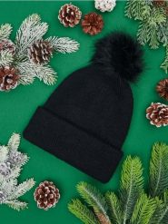Czapka z pomponem - czarny. Czarne czapki damskie Sinsay, bez wzorów, z materiału. Za 25.99 zł.