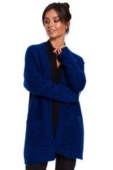 Przytulny sweter kardigan narzutka z wełną granatowy. Niebieskie kardigany damskie Sukienki.shop, l, bez wzorów, z wełny, biznesowe, bez kołnierzyka. Za 249.00 zł.