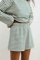 Szorty z bawełny strukturalnej w zielono beżowe paski - PENNY. Brązowe szorty damskie Marsala, bez wzorów, z bawełny, klasyczne. W wyprzedaży za 49.98 zł.