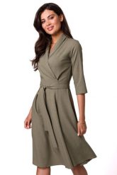 Rozkloszowana sukienka kopertowa z wiązaniem w pasie khaki. Brązowe sukienki damskie Sukienki.shop, do pracy, m, bez wzorów, biznesowe, bez kołnierzyka, bez ramiączek, kopertowe. Za 369.00 zł.