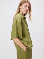 Lniana koszula z krótkimi rękawami - zielony. Zielone koszule damskie Reserved, l, bez wzorów, bez kołnierzyka, bez ramiączek. Za 139.99 zł.