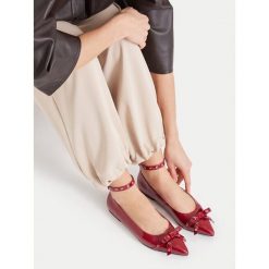 Baleriny MEXX. Czerwone balerinki damskie Mexx, bez wzorów, bez obcasa, bez zapięcia. Za 299.99 zł.