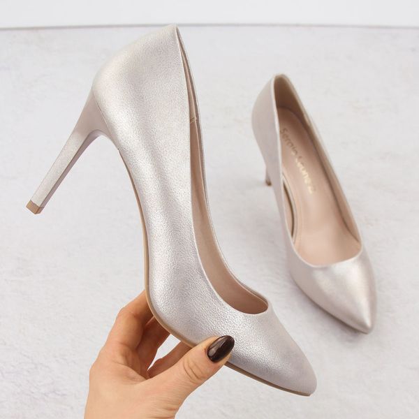 Czółenka szpilki perłowe złoto Sergio Leone 1339. Białe szpilki damskie Sergio Leone, bez wzorów, ze skóry ekologicznej, bez obcasa, na szpilce, bez zapięcia. Za 119.99 zł.