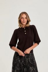Sweter z krótkimi rękawami brązowy. Brązowe swetry nierozpinane damskie MOODO, l, bez wzorów, z poliamidu, bez kołnierzyka, bez ramiączek. Za 109.99 zł.