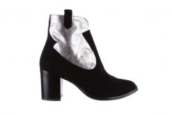 Botki Bayla-097 32 Kowbojki Czarno-Srebrne, Skóra naturalna - 40. Czarne botki damskie Bayla, z aplikacjami, z materiału, eleganckie, bez obcasa, bez zapięcia. W wyprzedaży za 149.00 zł.