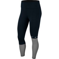Legginsy sportowe w kolorze czarnym. Czarne legginsy damskie Nike Women, m, bez wzorów, z materiału. W wyprzedaży za 156.95 zł.