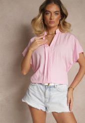 Różowa Bluzka Oversize z Wiskozą o Kroju Nietoperz z Dekoltem w Serek Davithiel. Czerwone bluzki damskie Renee, bez wzorów, z jeansu, eleganckie, bez kołnierzyka, bez ramiączek. Za 49.99 zł.