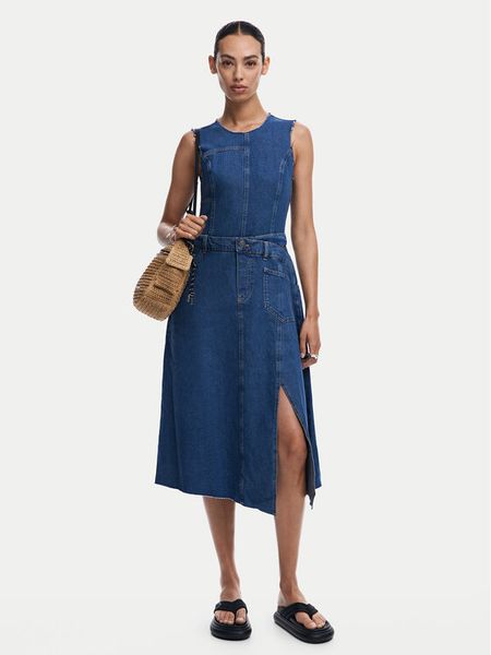 Desigual Sukienka jeansowa Nueva 24WWVD01 Niebieski Regular Fit. Niebieskie sukienki damskie Desigual, xs, bez wzorów, z bawełny, bez kołnierzyka, bez ramiączek. Za 339.99 zł.