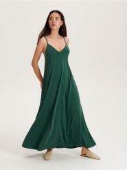 Klapki typu mule - beżowy. Brązowe klapki damskie Reserved, bez wzorów, bez obcasa, bez zapięcia. W wyprzedaży za 59.99 zł.