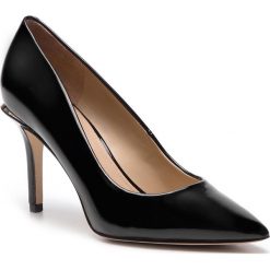 Szpilki GUESS - Barett2 FL6BA2 PAF08 BLACK. Czarne szpilki damskie Guess, z aplikacjami, ze skóry ekologicznej, bez obcasa, na obcasie, bez zapięcia. W wyprzedaży za 319.00 zł.