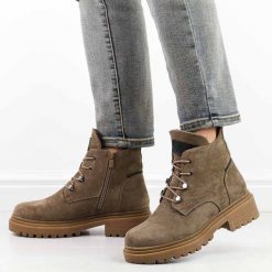 Khaki zamszowe botki damskie na traperze Sergio Leone Tr769. Brązowe botki damskie Sergio Leone, bez wzorów, z zamszu, bez obcasa, bez zapięcia. Za 219.00 zł.