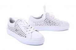 RIEKER L8831-80 white, półbuty letnie damskie. Białe półbuty damskie Rieker, na lato, bez wzorów, bez obcasa, bez zapięcia. Za 271.92 zł.