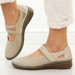 Beżowe ażurowe skórzane Polskie półbuty damskie Deoni D125A. Brązowe półbuty damskie Deoni, na lato, w ażurowe wzory, z jeansu, biznesowe, bez obcasa, na płaskiej podeszwie, bez zapięcia. Za 419.00 zł.