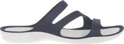 Crocs Klapki Crocs Swiftwater Sandal 203998-462 - 36/37. Klapki damskie Crocs, bez wzorów, sportowe, bez obcasa, bez zapięcia. Za 157.33 zł.