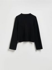 Sweter z kontrastową lamówką - czarny. Czarne swetry nierozpinane damskie Reserved, l, bez wzorów, z dzianiny, bez kołnierzyka, bez ramiączek. Za 119.99 zł.