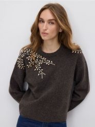 Sweter z ozdobnymi aplikacjami - ciemnobrązowy. Brązowe swetry nierozpinane damskie Reserved, l, z aplikacjami, z dzianiny, bez kołnierzyka, bez ramiączek. Za 149.99 zł.
