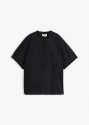 Bluzka oversize z krótkim rękawem. Czarne bluzki damskie bonprix, bez wzorów, bez kołnierzyka, bez ramiączek. Za 79.99 zł.