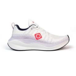 Wielofunkcyjne, oddychające buty NOVANA z podeszwą o wysokiej przyczepności. Brązowe obuwie trekkingowe damskie IZAS, z materiału, bez zapięcia. Za 269.52 zł.