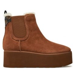 Botki Guess. Brązowe botki damskie Guess, z aplikacjami, bez obcasa, na koturnie, bez zapięcia. Za 549.99 zł.