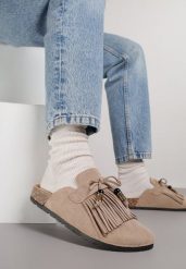 Ciemnobeżowe Klapki Mule z Imitacji Zamszu Zdobione Koralikami i Frędzlami Elwedena. Brązowe klapki damskie Born2be, z aplikacjami, z jeansu, boho, bez obcasa, na płaskiej podeszwie, bez zapięcia. Za 89.99 zł.