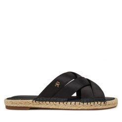 Klapki Tommy Hilfiger. Czarne klapki damskie Tommy Hilfiger, bez wzorów, bez obcasa, bez zapięcia. Za 199.99 zł.