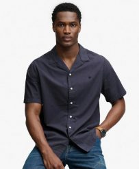 Superdry Koszula Cabana krótki rękaw z bawełny organicznej – SOFT NAVY. Niebieskie koszule damskie Superdry, na lato, l, bez wzorów, z bawełny, klasyczne, bez kołnierzyka, bez ramiączek. Za 287.95 zł.