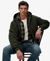 Superdry Kurtka z kapturem Canvas Surplus z bawełny, lekko pikowana. Zielone kurtki męskie Superdry, m, z aplikacjami, z bawełny, z kapturem. Za 381.50 zł.