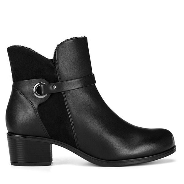 Botki Go Soft. Czarne botki damskie GO SOFT, bez wzorów, bez obcasa, na płaskiej podeszwie, bez zapięcia. Za 249.99 zł.