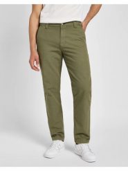 LEE MĘSKIE SPODNIE MATERIAŁOWE RELAXED WORKWEAR CHINO MERCANTIL GREEN 112355786 L78K008526. Zielone eleganckie spodnie męskie Lee, bez wzorów, z materiału. Za 229.99 zł.