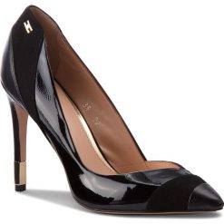 Szpilki ELISABETTA FRANCHI - SA-23F-87E2-V385 Nero 110. Czarne szpilki damskie Elisabetta Franchi, bez wzorów, z lakierowanej skóry, bez obcasa, na obcasie, bez zapięcia. W wyprzedaży za 1,089.00 zł.