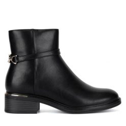 Botki Clara Barson. Czarne botki damskie Clara Barson, bez wzorów, bez obcasa, na płaskiej podeszwie, bez zapięcia. Za 159.99 zł.