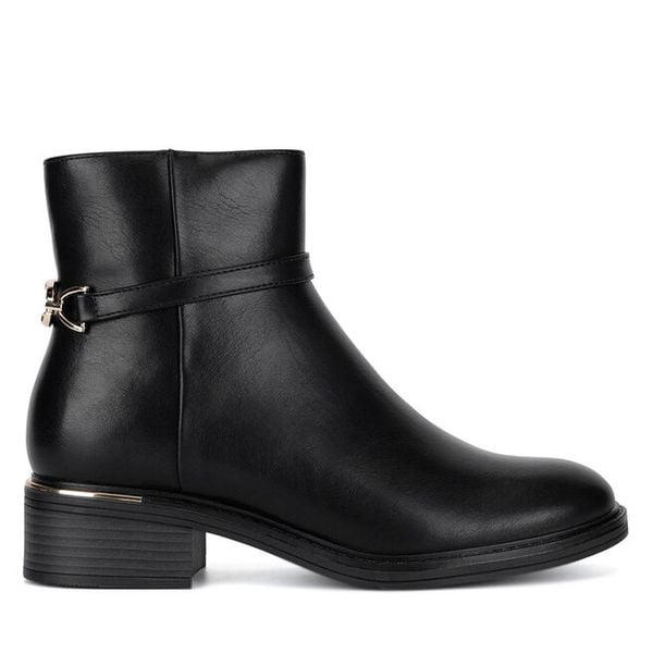 Botki Clara Barson. Czarne botki damskie Clara Barson, bez wzorów, bez obcasa, na płaskiej podeszwie, bez zapięcia. Za 159.99 zł.