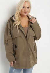 Zielona Kurtka Parka z Kapturem i Kieszeniami Eradilla. Zielone kurtki damskie Born2be, plus size, z aplikacjami, plus size, z kapturem. Za 319.99 zł.
