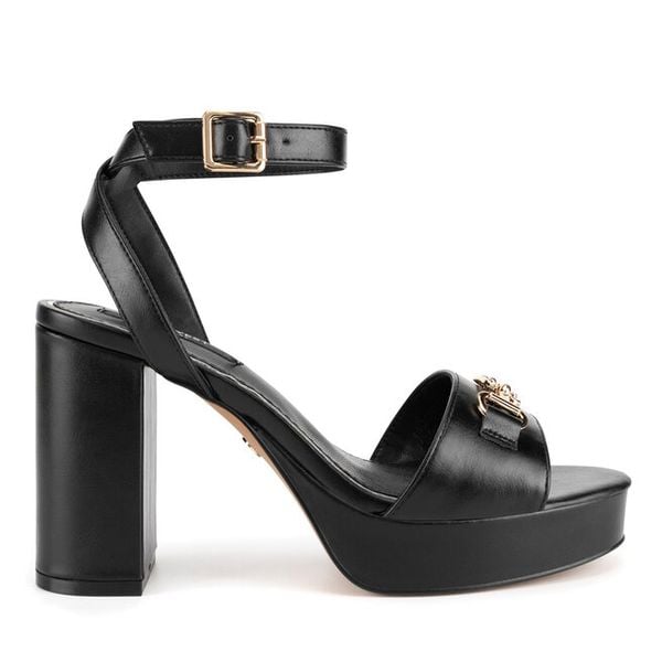 Sandały Nine West. Czarne sandały damskie Nine West, bez wzorów, bez obcasa, na słupku, bez zapięcia. Za 249.99 zł.