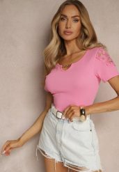 Fuksjowy T-shirt z Bawełny Ozdobiony Koronką i Łańcuszkiem Liravee. Czerwone t-shirty damskie Renee, l, bez wzorów, z bawełny, bez kołnierzyka, bez ramiączek. Za 39.99 zł.