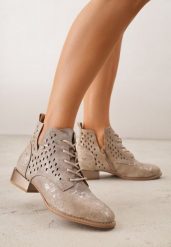 Jasnobrązowe Ażurowe Botki ze Skórzaną Wkładką z Wycięciem Nanalitia. Brązowe botki damskie Born2be, na lato, w ażurowe wzory, z jeansu, eleganckie, bez obcasa, na obcasie, bez zapięcia. Za 199.99 zł.