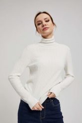 Cienki sweter z golfem perłowy. Białe swetry nierozpinane damskie MOODO, l, bez wzorów, z poliamidu, bez kołnierzyka, bez ramiączek. W wyprzedaży za 43.99 zł.
