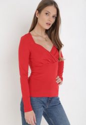 Czerwona Bluzka Phylys. Czerwone bluzki damskie Born2be, m, bez wzorów, z dzianiny, bez kołnierzyka, bez ramiączek. Za 89.99 zł.