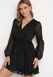 Czarna Rozkloszowana Sukienka z Kopertowym Dekoltem z Mgiełkowej Tkaniny Ninareth. Czarne sukienki damskie Born2be, na co dzień, l, bez wzorów, z tkaniny, eleganckie, bez kołnierzyka, bez ramiączek, mini, kopertowe. Za 129.99 zł.