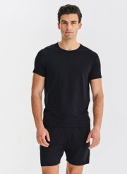 PAKO LORENTE – Czarna piżama męska z bawełną. Czarne piżamy męskie Pako Lorente, m, bez wzorów, z bawełny, bez kołnierzyka, bez ramiączek, krótkie. Za 139.99 zł.