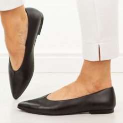 Czarne skórzane czółenka damskie T.Sokolski 307. Czarne balerinki damskie Sokolski, na jesień, bez wzorów, ze skóry, biznesowe, bez obcasa, na płaskiej podeszwie, bez zapięcia. W wyprzedaży za 263.12 zł.