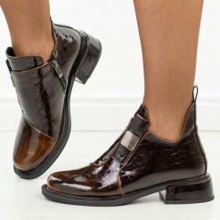 Brązowe skórzane botki damskie T.Sokolski 526. Brązowe botki damskie Sokolski, na jesień, bez wzorów, z dzianiny, eleganckie, z okrągłym noskiem, bez obcasa, na obcasie, bez zapięcia. Za 359.00 zł.