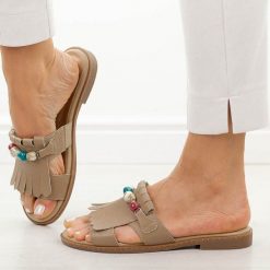 Beżowe płaskie klapki damskie M.Daszyński 2060-26. Brązowe klapki damskie M.Daszyński, na lato, bez wzorów, z jeansu, eleganckie, bez obcasa, na płaskiej podeszwie, bez zapięcia. Za 169.00 zł.