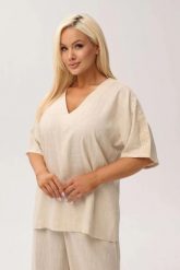 Przewiewna bluzka Santorini Beige z domieszką lnu OVERSIZE PLUS SIZE XXL WIOSNA LATO. Brązowe bluzki damskie Moda Size Plus Iwanek, l, bez wzorów, z jeansu, biznesowe, bez kołnierzyka, plus size, bez ramiączek. Za 239.90 zł.