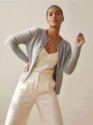 Kardigan z dekoracyjnym splotem - szary. Szare kardigany damskie Sinsay, l, bez wzorów, ze splotem, bez kołnierzyka. Za 49.99 zł.