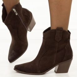 Czekoladowe jesienne Polskie kowbojki damskie Deoni D411. Brązowe botki damskie Deoni, na jesień, bez wzorów, z jeansu, boho, bez obcasa, na obcasie, bez zapięcia. W wyprzedaży za 479.20 zł.