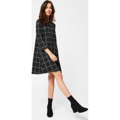 Sukienka w kratę. Czarne sukienki damskie MOODO, xs, bez wzorów, bez kołnierzyka, bez ramiączek. Za 39.99 zł.