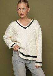 Jasnobeżowy Sweter Preppy z Domieszką Kaszmiru Zdobiony Strukturalnym Splotem Lorentie. Brązowe swetry nierozpinane damskie Born2be, z aplikacjami, z jeansu, biznesowe, bez kołnierzyka, bez ramiączek. Za 129.99 zł.