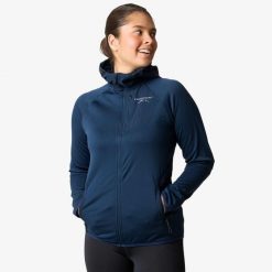 Bluza polarowa turystyka damska Swedemount Lofoten Tech Fleece Zip Hood W. Niebieskie bluzy damskie SWEDEMOUNT, bez wzorów, z polaru, sportowe, bez ramiączek, bez kaptura. Za 279.99 zł.